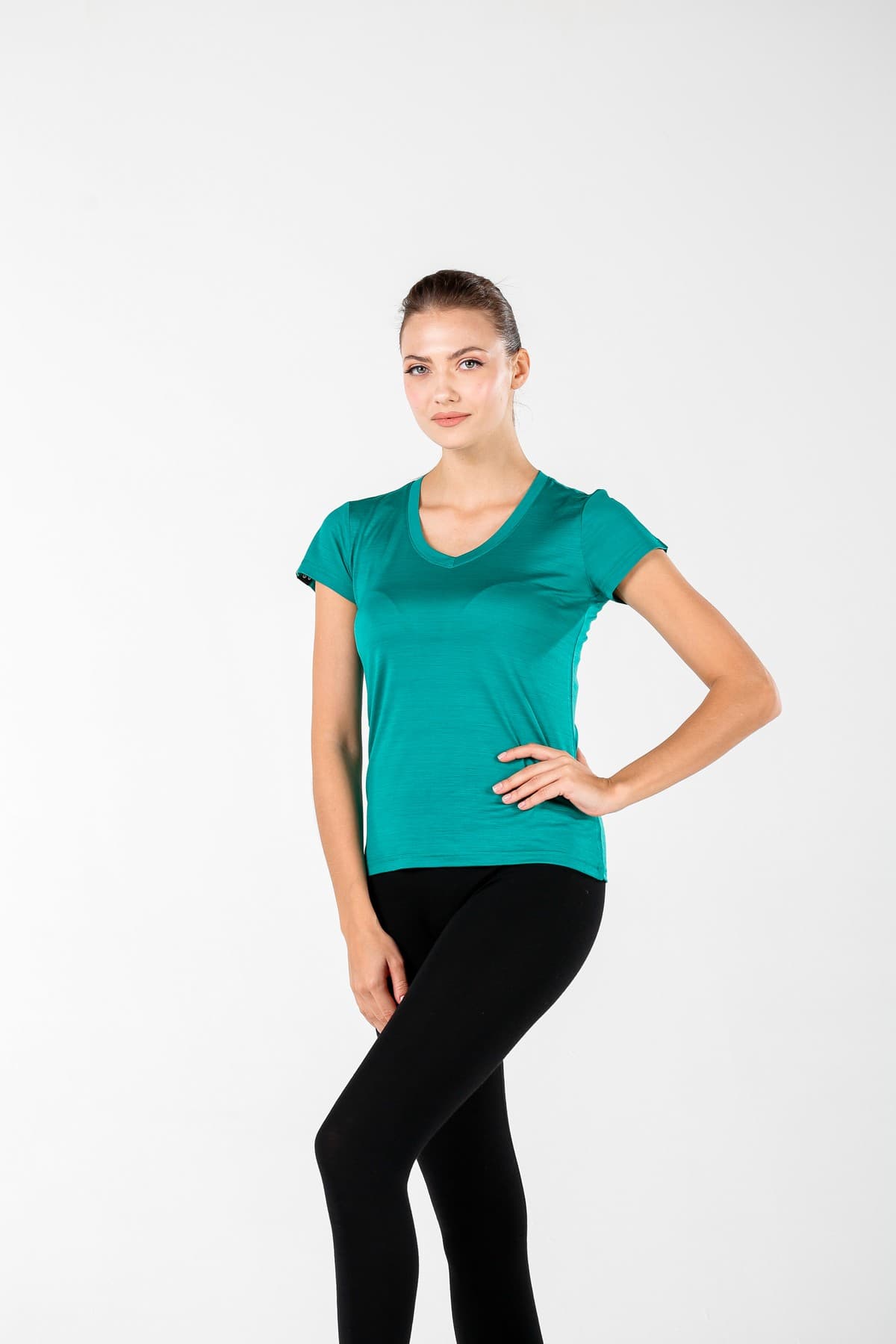 Damski t-shirt z wełny merino 135 g/m² w kolorze szmaragdowym i dekoltem v