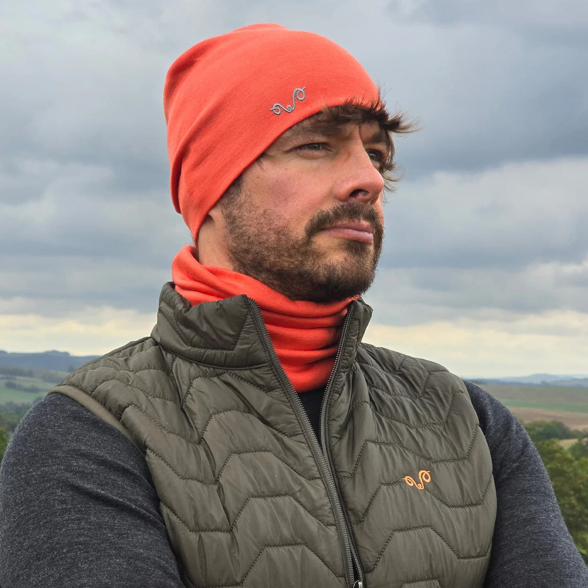 Pomarańczowa czapka trekkingowa unisex z 100% wełny merino Woolona