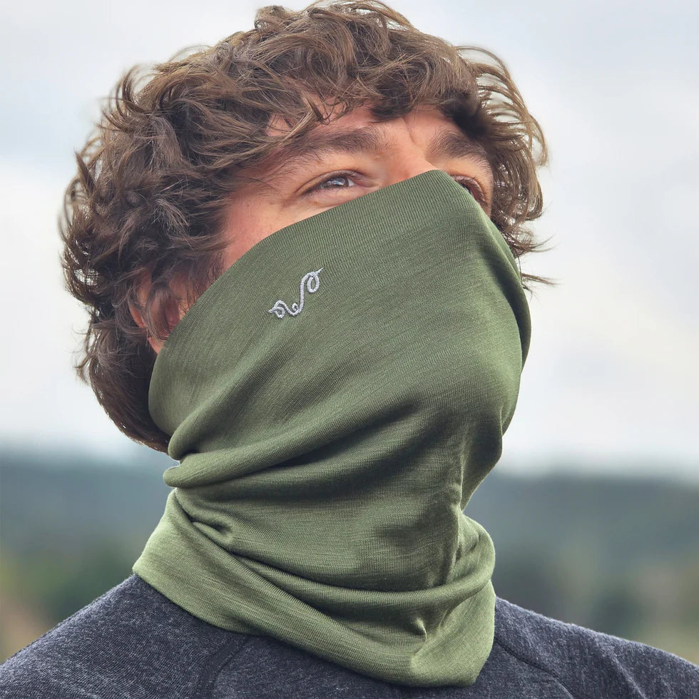 Ciemnozielony komin trekkingowy ze 100% wełny merino