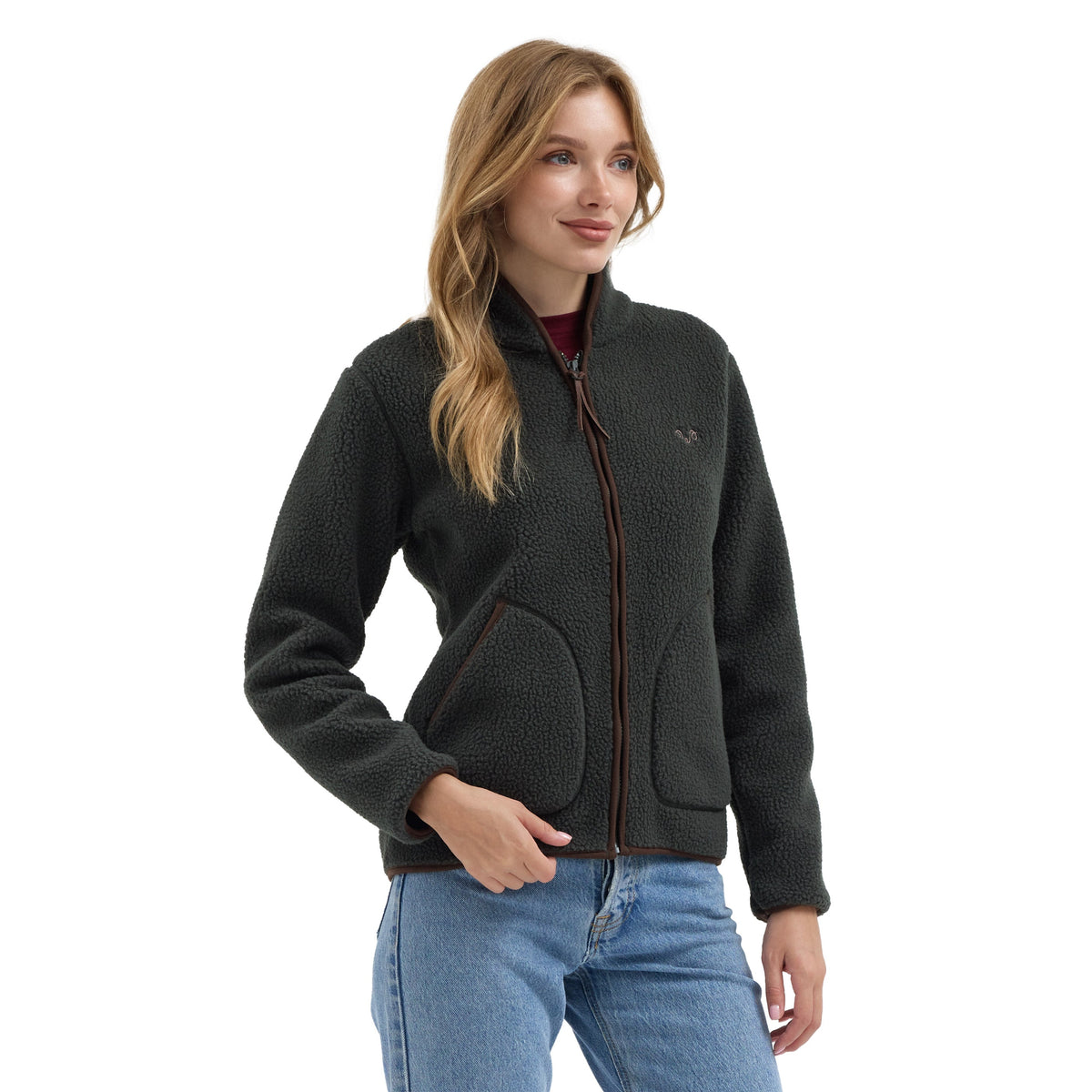 Kobieta w kurtce sherpa khaki z wełną merino – ujęcie z boku
