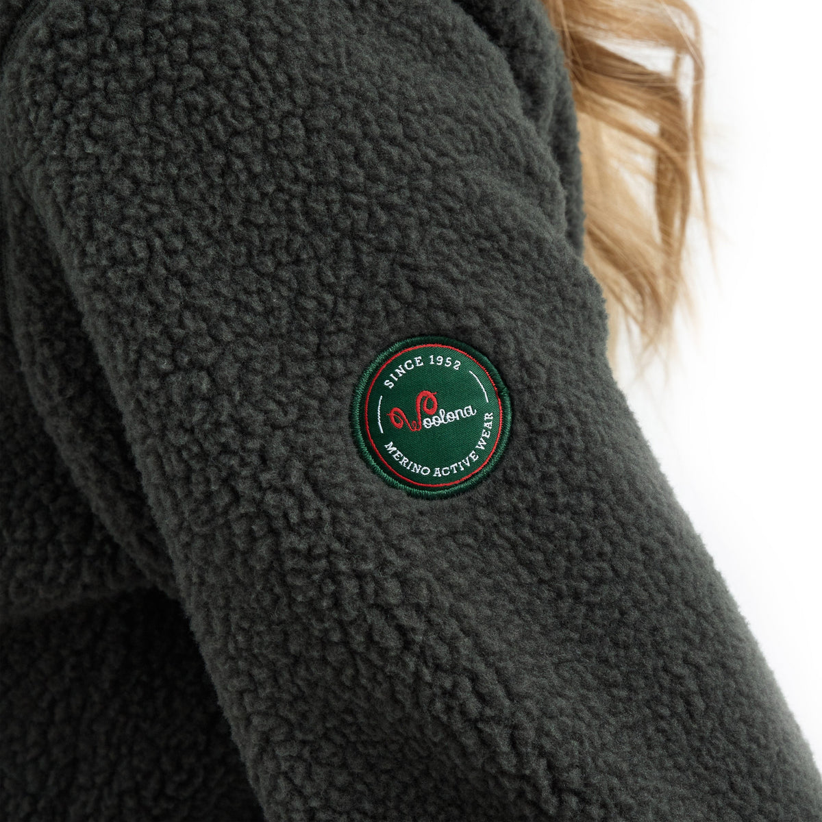 Haftowane logo Woolona na rękawie kurtki sherpa khaki z wełną merino