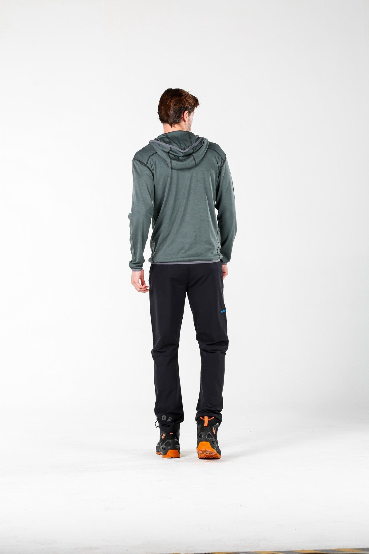 Zielona bluza merino z kapturem - widok z tyłu