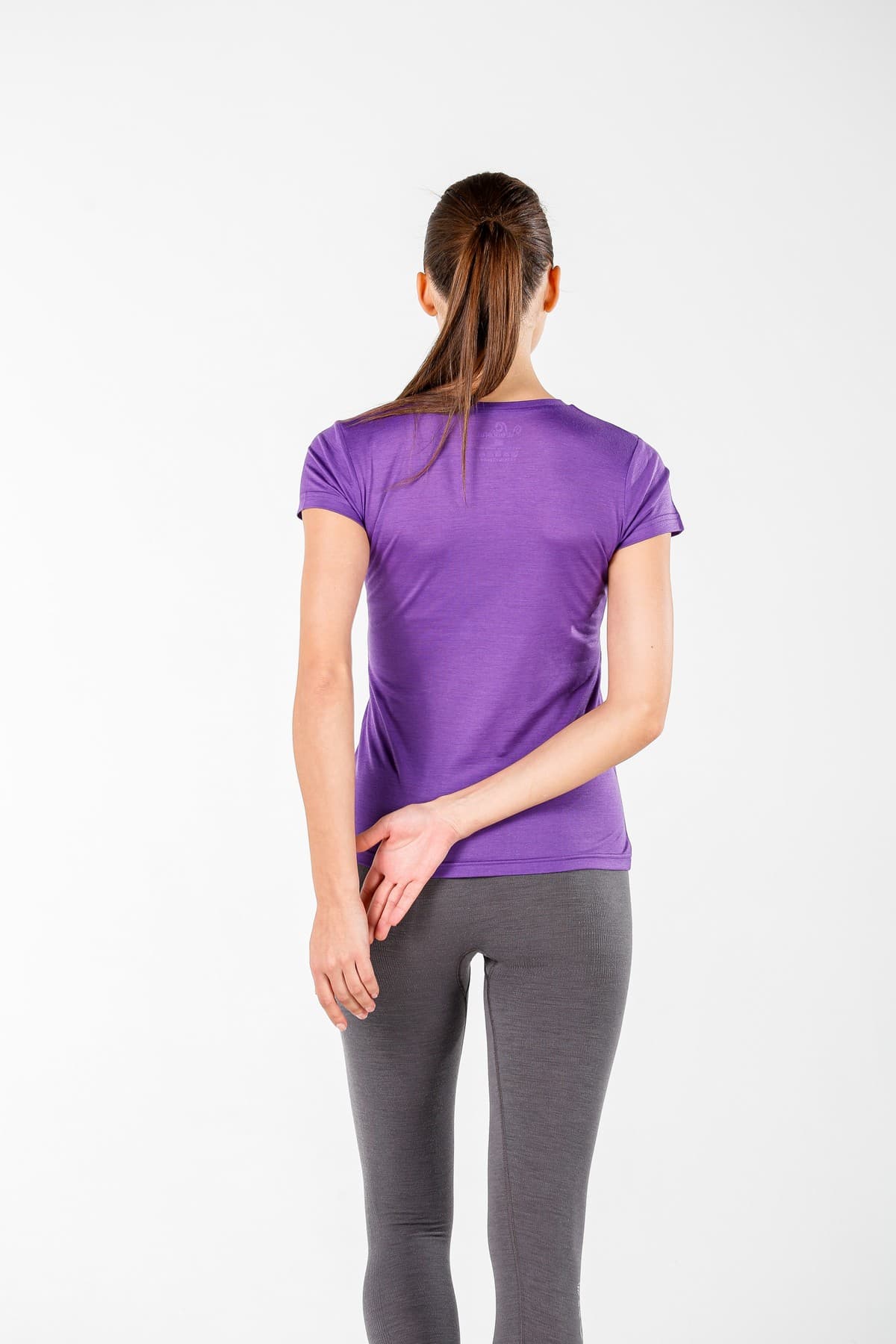 Fioletowa damska koszulka ze 100% wełny merino 135 g/m² z krótkim rękawem