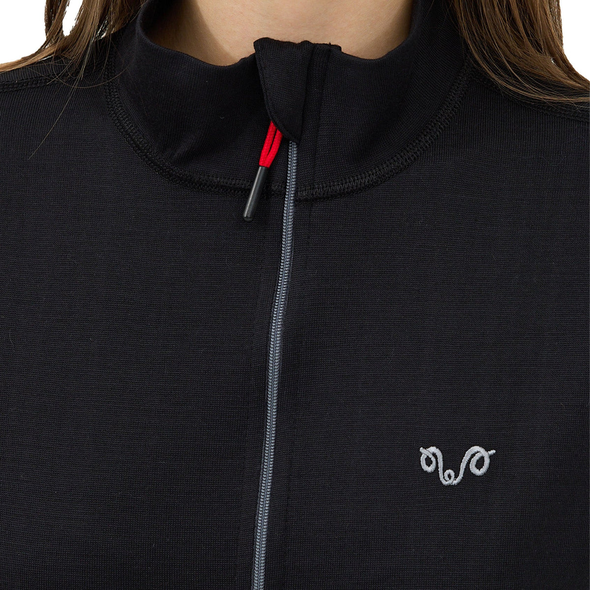 Detal stójki i zamka czarnej kurtki merino z logo Woolona 