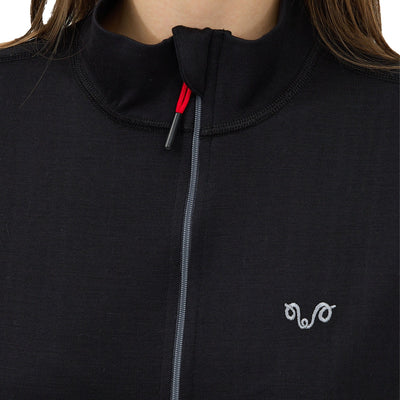 Detal stójki i zamka czarnej kurtki merino z logo Woolona 