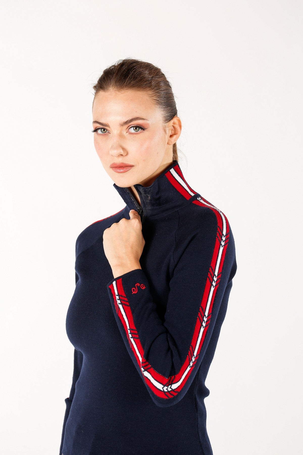 Granatowy sweter damski wykonany ze 100% wełny merino