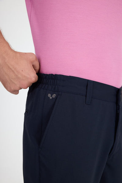 Męskie granatowe spodnie chino z wełną merino na modelu