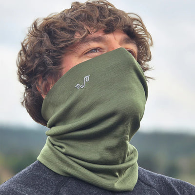 Ciemnozielony komin trekkingowy ze 100% wełny merino