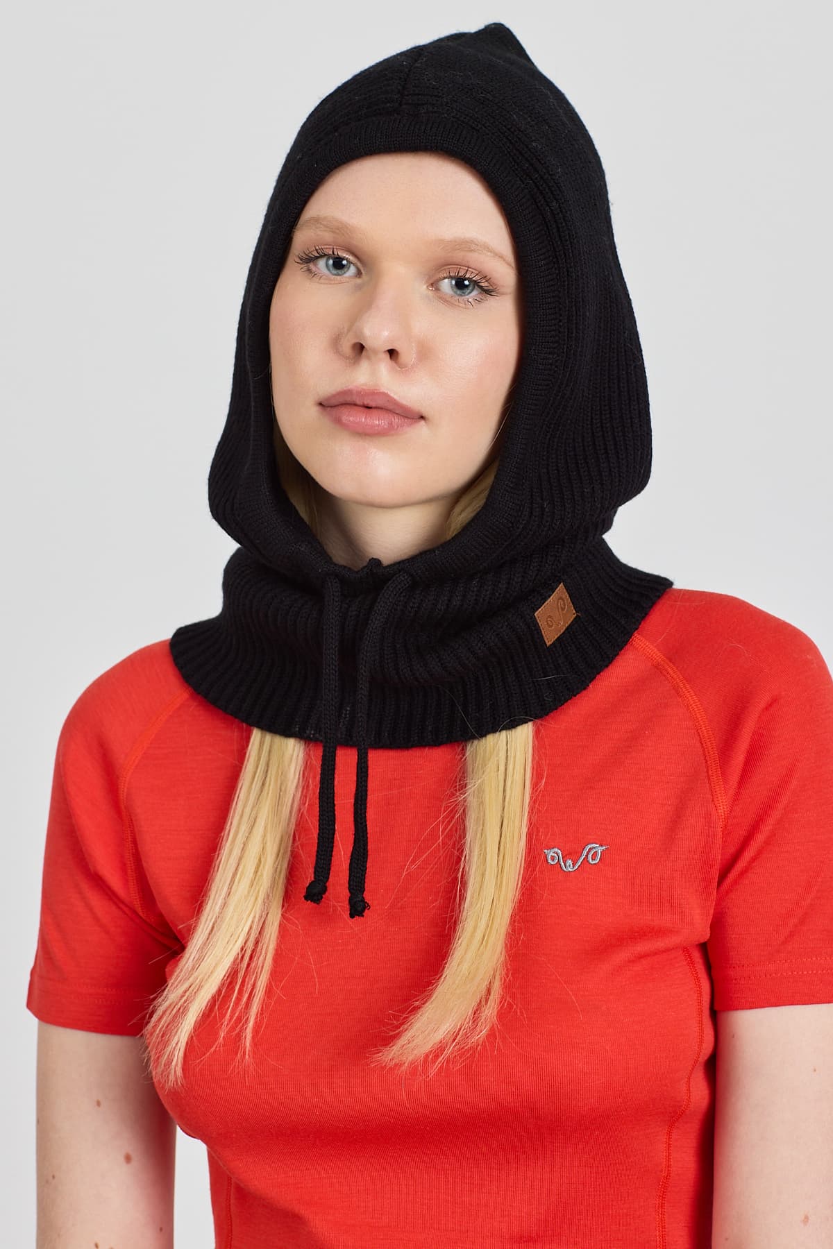 Czarny komin z kapturem ze 100% wełny merino 210 g/m²