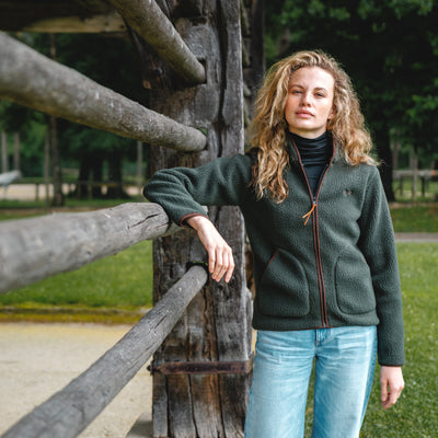Damska kurtka sherpa khaki z wełny merino – stylizacja outdoor 