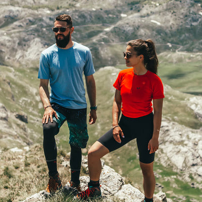 Cienka męska koszulka ze 100% wełny merino w kolorze niebieskim i damska czerwona koszulka merino