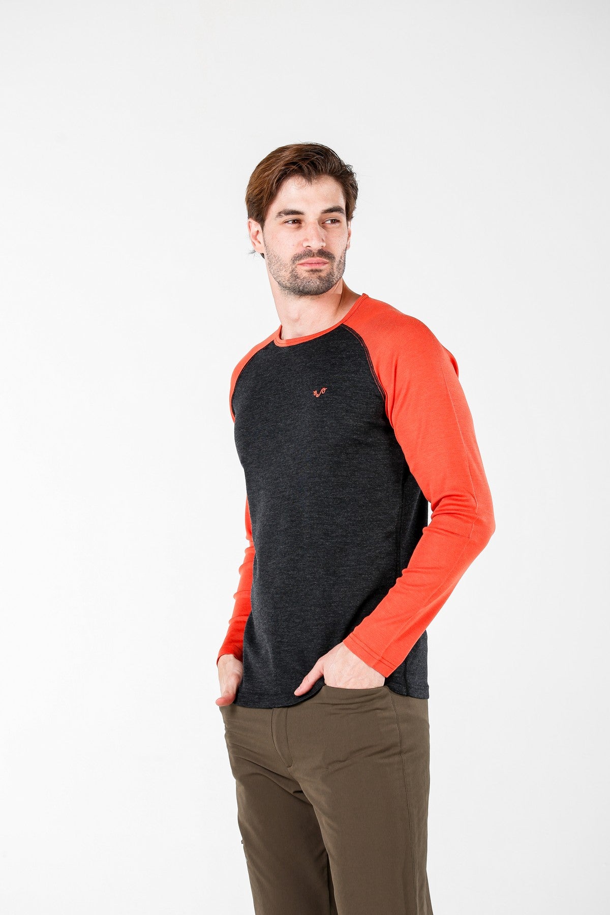 Antracytowa longsleeve męski ze 100% wełny merino z pomarańczowymi rękawami