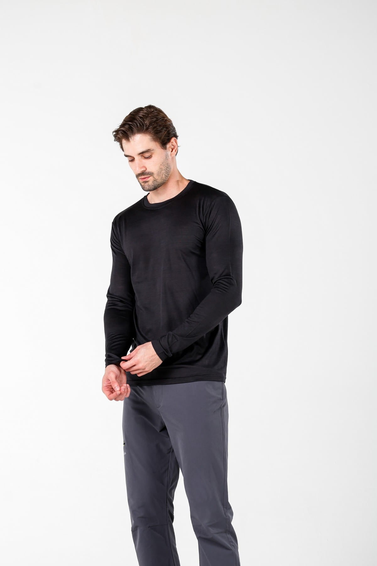 Czarna męska koszulka ze 100% wełny merino 135 g/m² do biegania