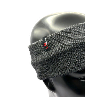Antracytowa opaska z wełny merino z logo Woolona, zbliżenie na głowie manekina