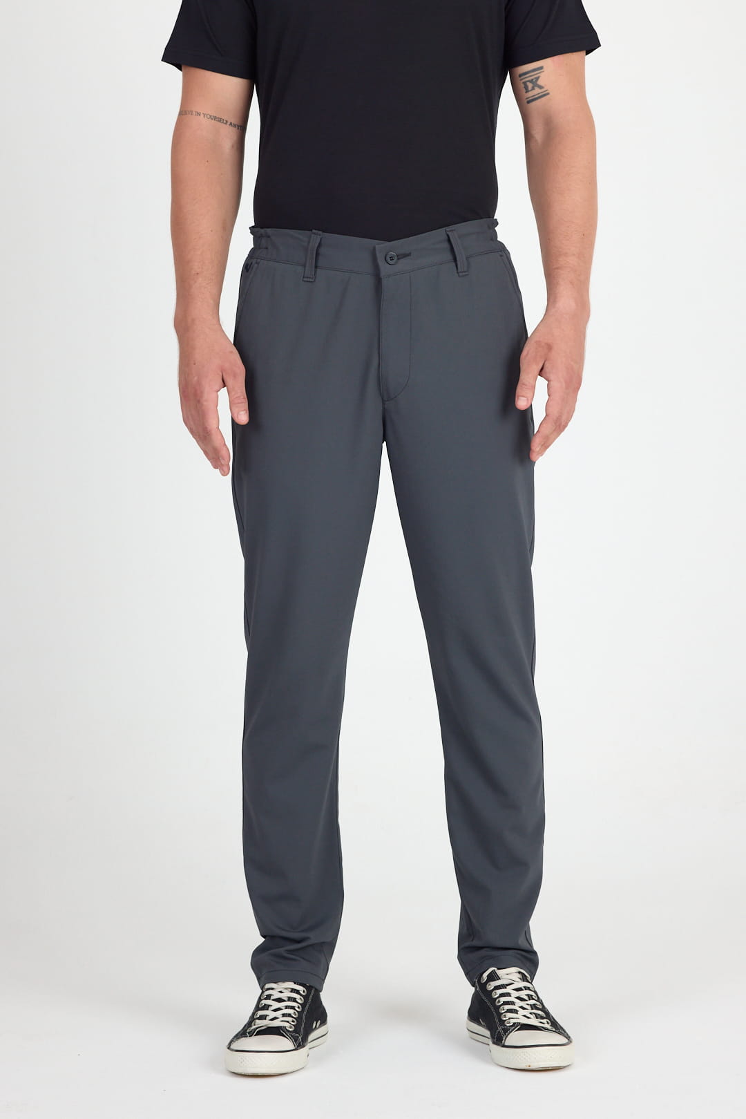 Męskie szare spodnie chino z wełną merino na modelu